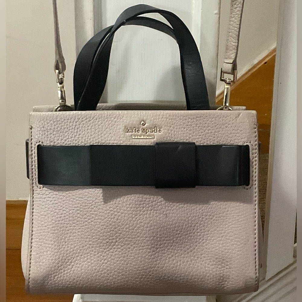 KATE SPADE TEXTURED LEATHER CROSSBODY Bag VELLUM/BLACK. In Very Good Condition.